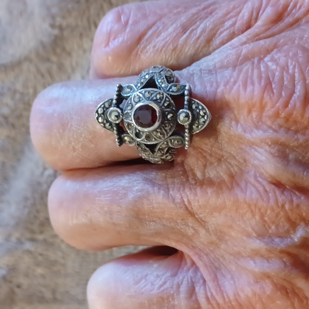 Vintage marcasite ring with 1 center garnet in 925 sterling. Sz 7-7 1/2.